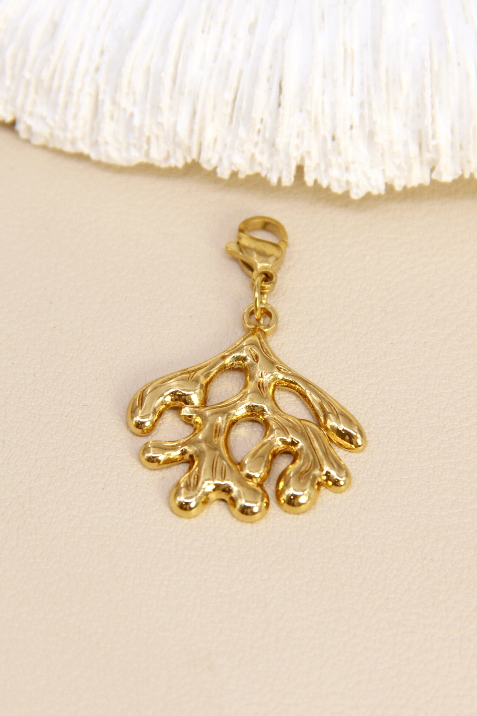 Wholesaler Bellissima - Golden coral charm in stainless steel - Chic seaside spirit