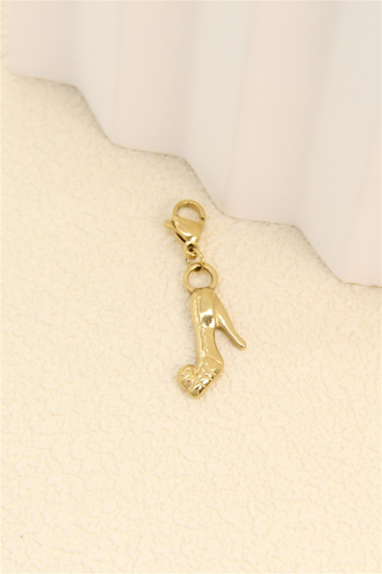 Grossiste Bellissima - Pendentif charms escarpin doré – accessoire chic pour personnaliser vos bijoux