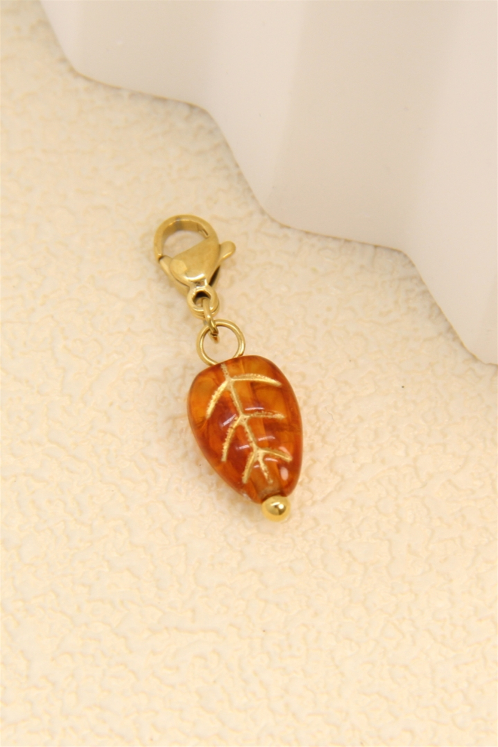 Grossiste Bellissima - Charm Feuille Ambre – Acier Inoxydable Doré | Charms Nature Élégant