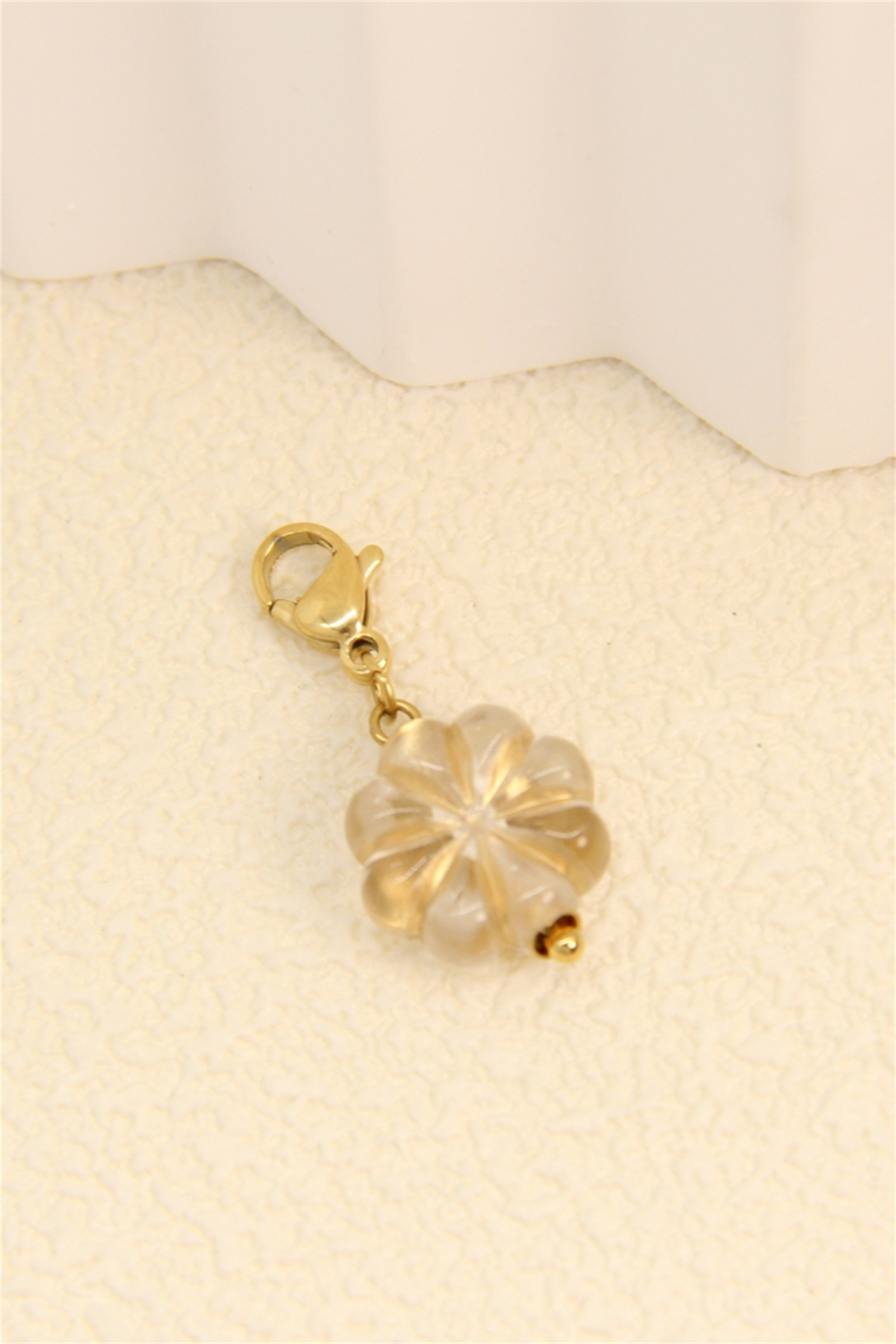 Grossiste Bellissima - Pendentif fleur en verre doré – charms raffiné et lumineux pour personnaliser vos bijoux