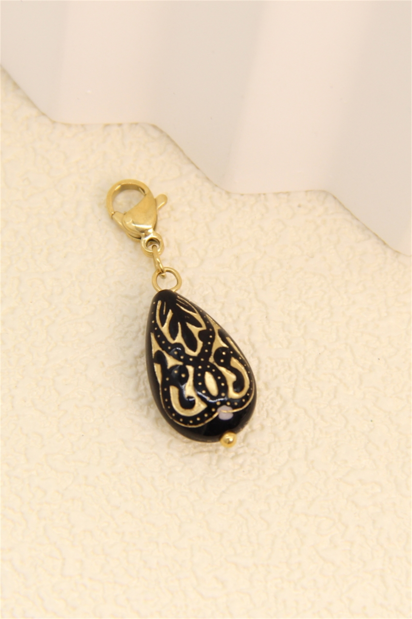 Grossiste Bellissima - Pendentif goutte noir et doré – charms élégant au motif oriental