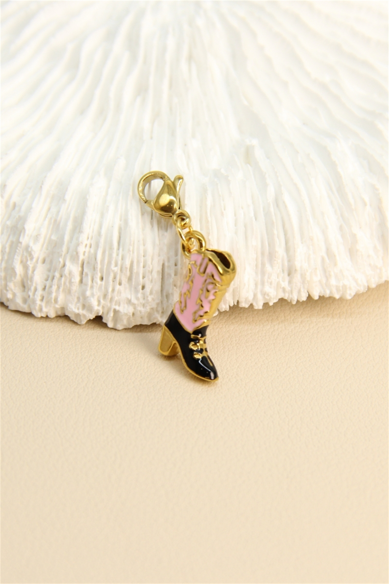 Grossiste Bellissima - Pendentif botte cowboy en acier inoxydable émaillé