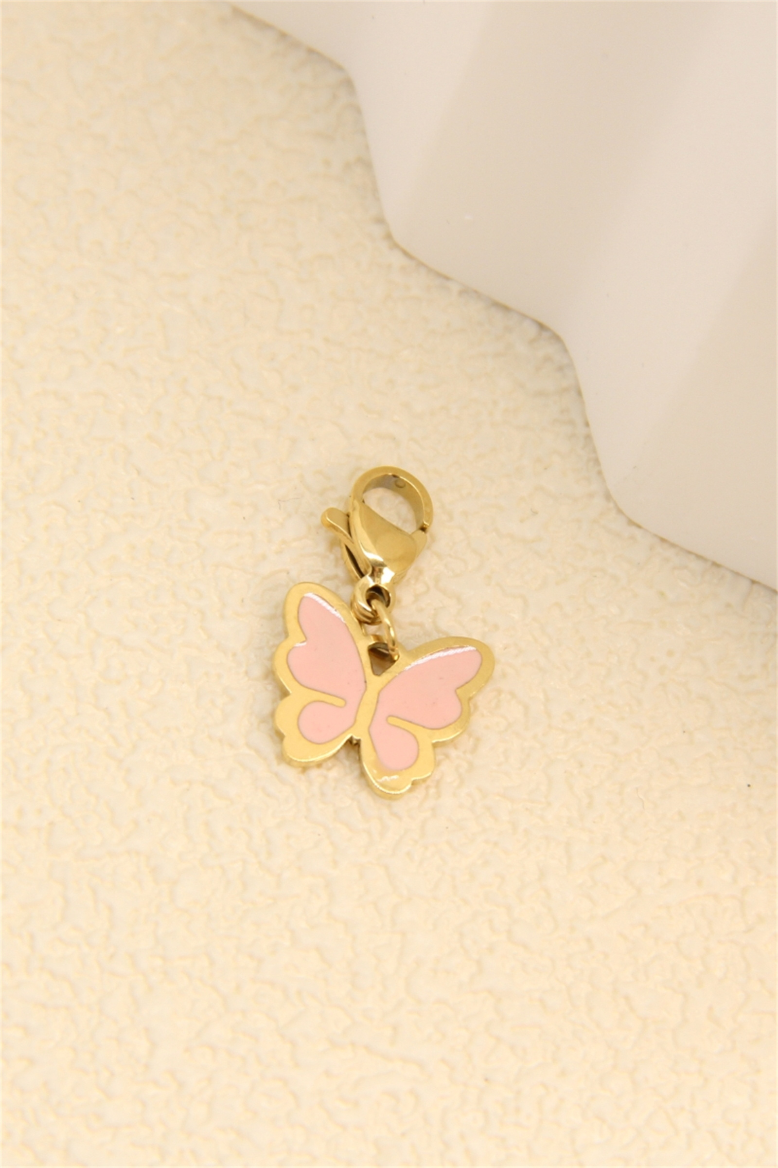 Grossiste Bellissima - Charm Papillon Rose – Acier Inoxydable Doré | Charms Fantaisie Élégant