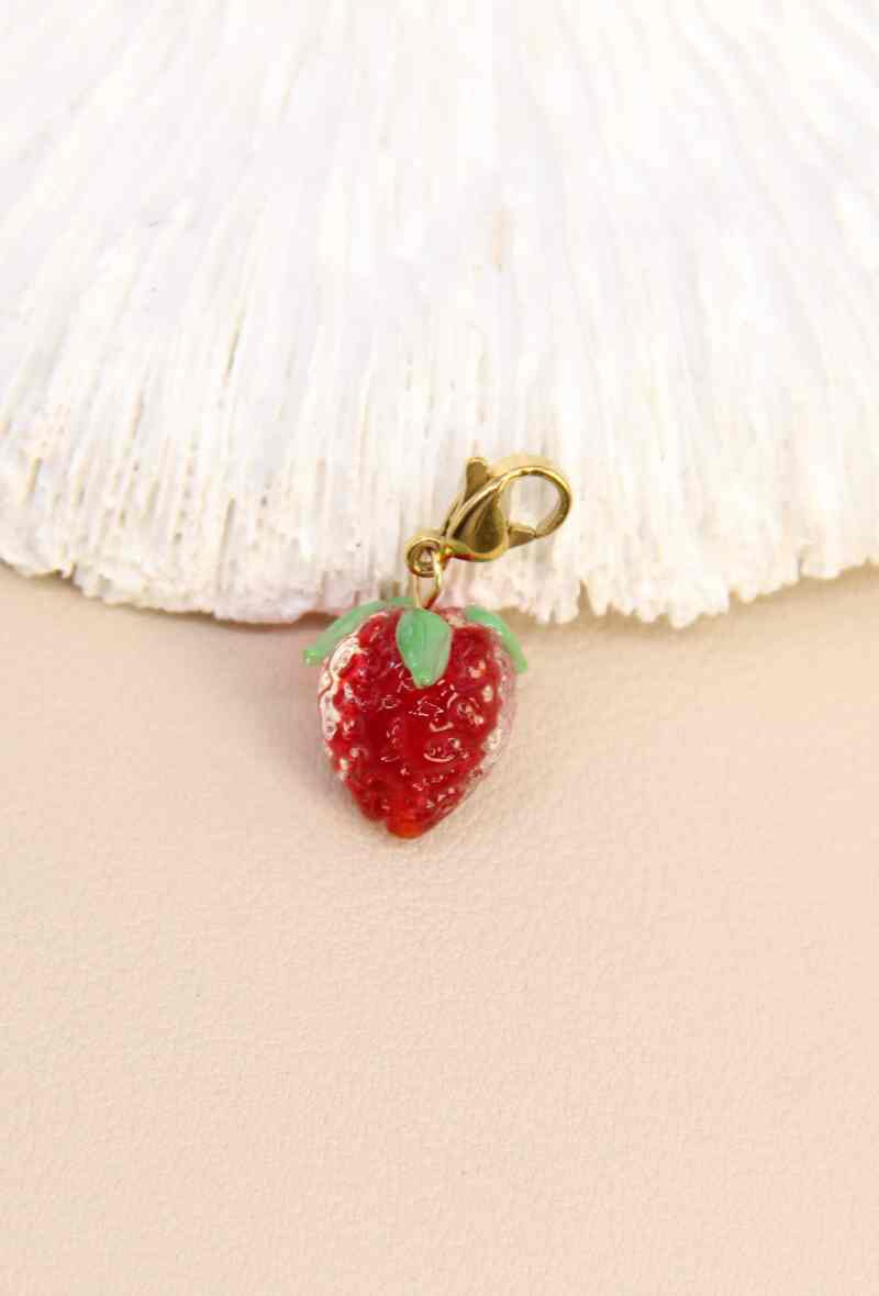 Wholesaler Bellissima - Strawberry resin charm - Realistic design & glossy finish