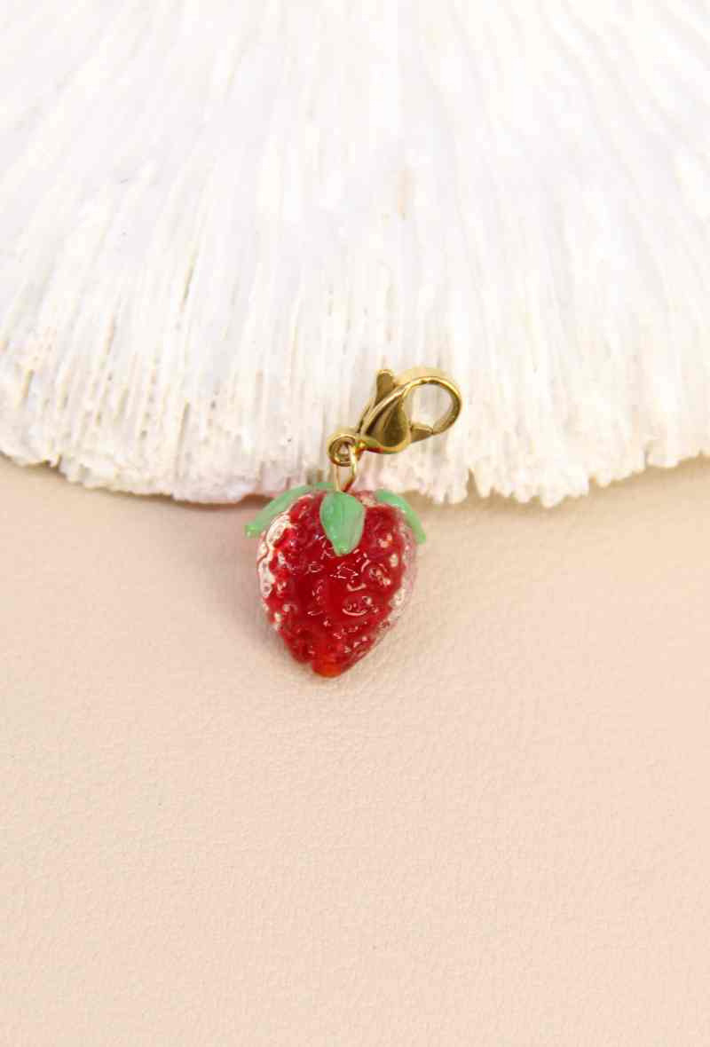 Grossiste Bellissima - Charm fraise en résine – Design réaliste & finition brillante