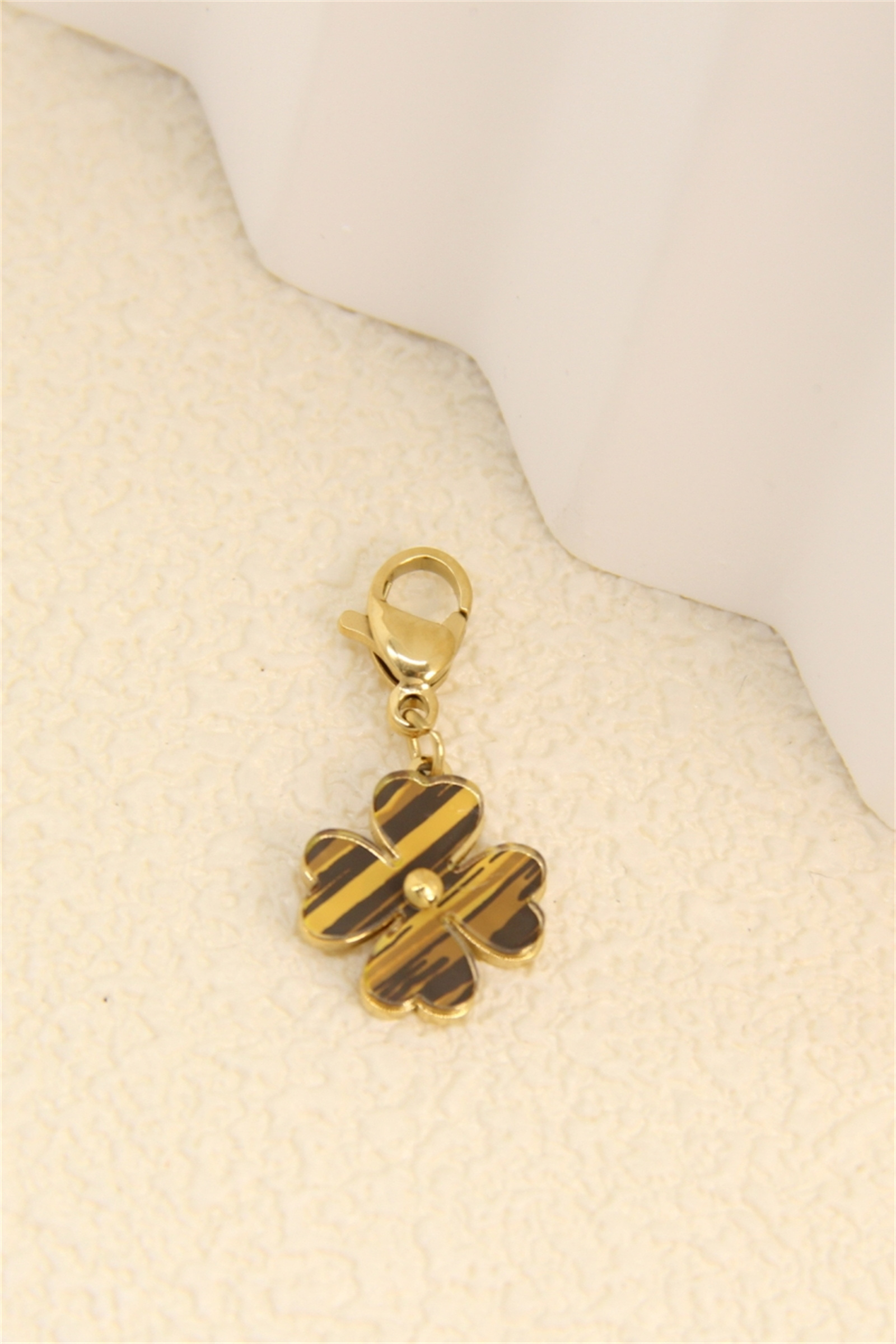 Grossiste Bellissima - Pendentif trèfle doré motif marron – charms élégant pour personnaliser vos
