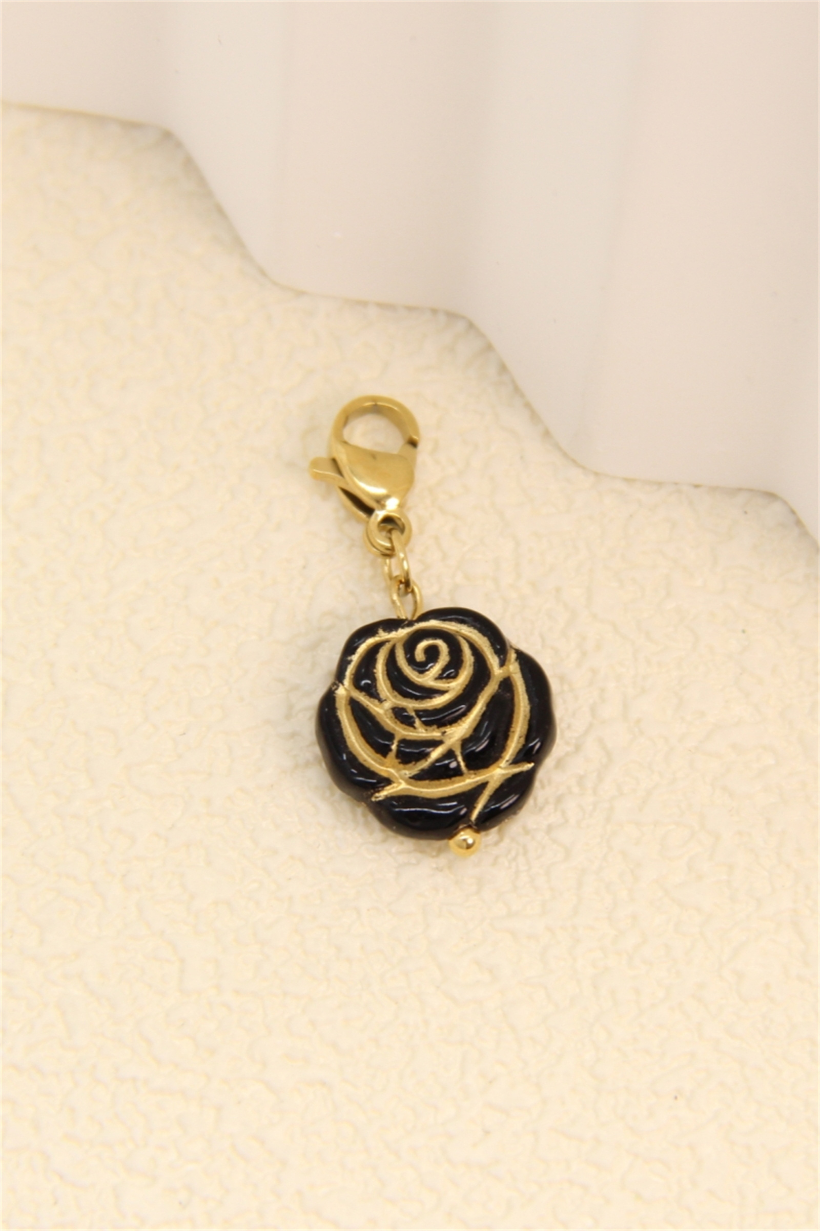 Grossiste Bellissima - Pendentif charms rose dorée – accessoire élégant pour personnaliser vos bij