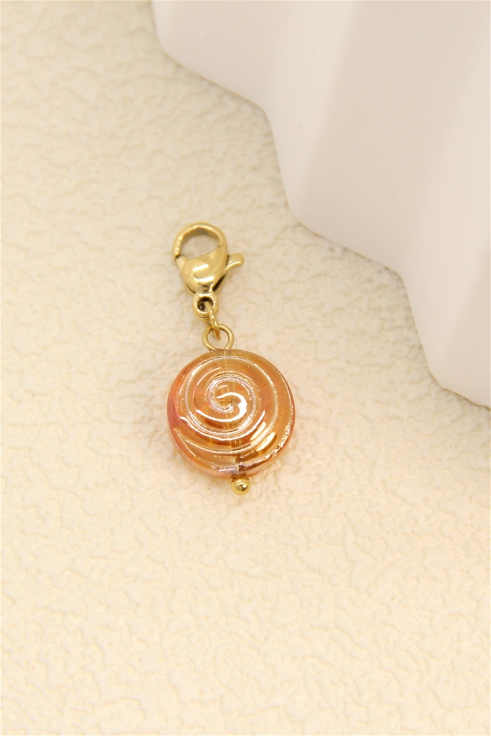 Grossiste Bellissima - Pendentif charms spirale caramel – accessoire original pour personnaliser vos bijoux