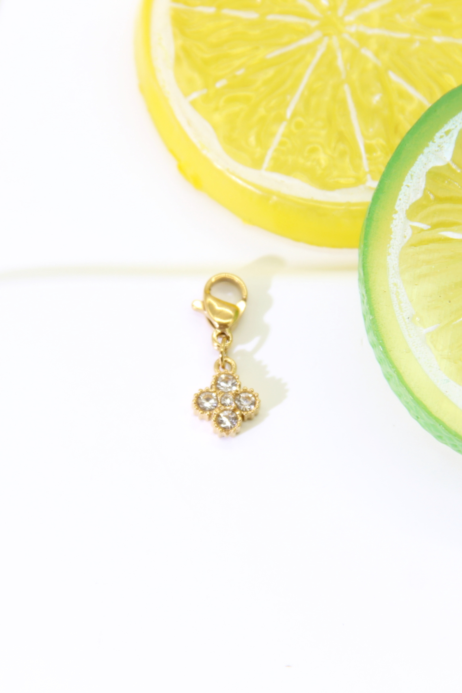 Grossiste Bellissima - Pendentif Fleur Strass Doré Charms – Acier Inoxydable