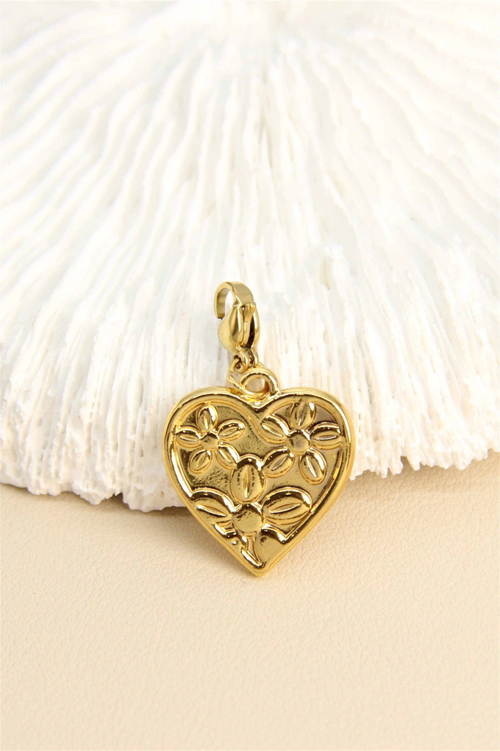 Grossiste Bellissima - Pendentif cœur doré fleuri – Bijou romantique et élégant