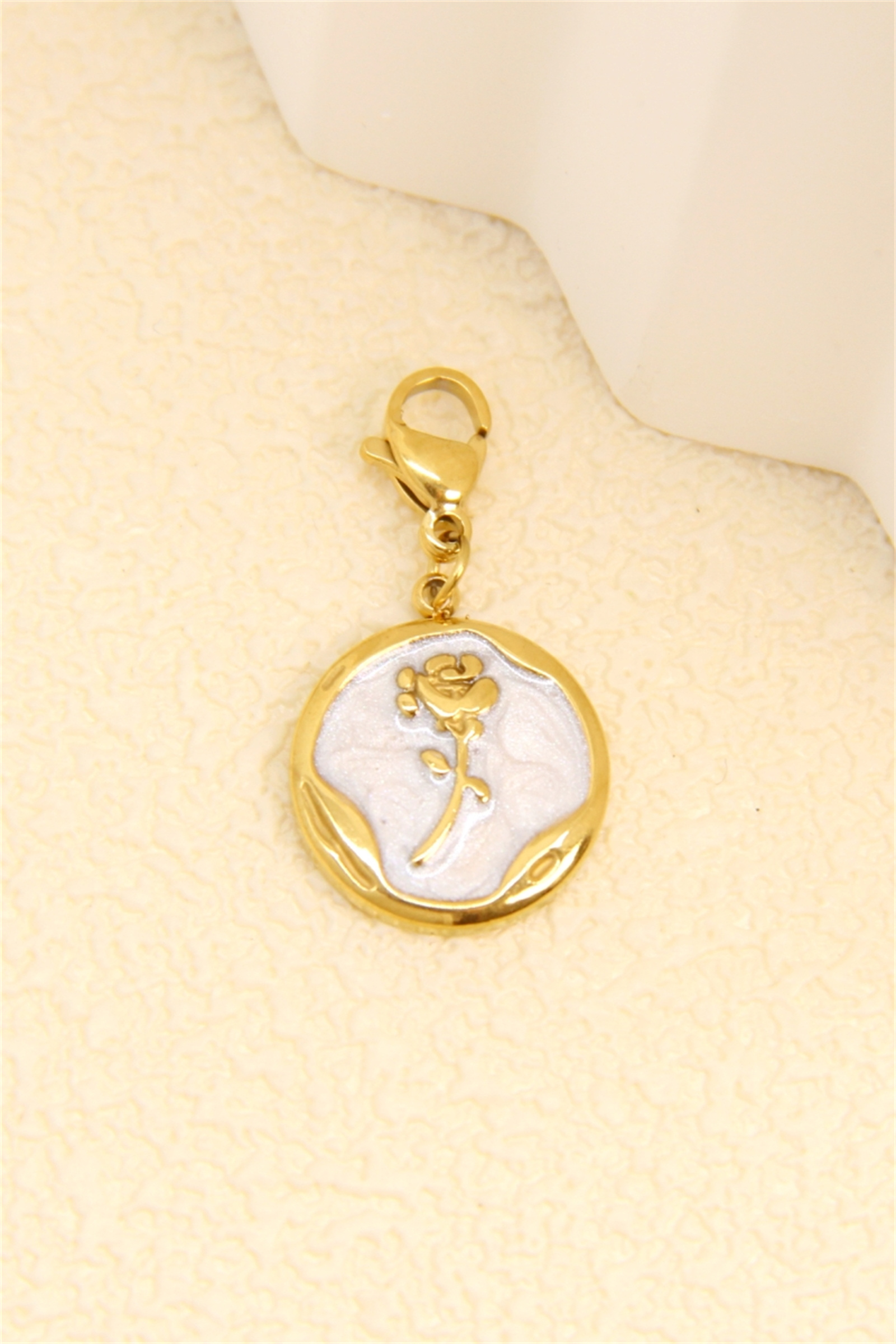 Grossiste Bellissima - Charm Médaillon Fleur Personnalisable Blanc Nacré – Acier Inoxydable Doré | Charms Élégant