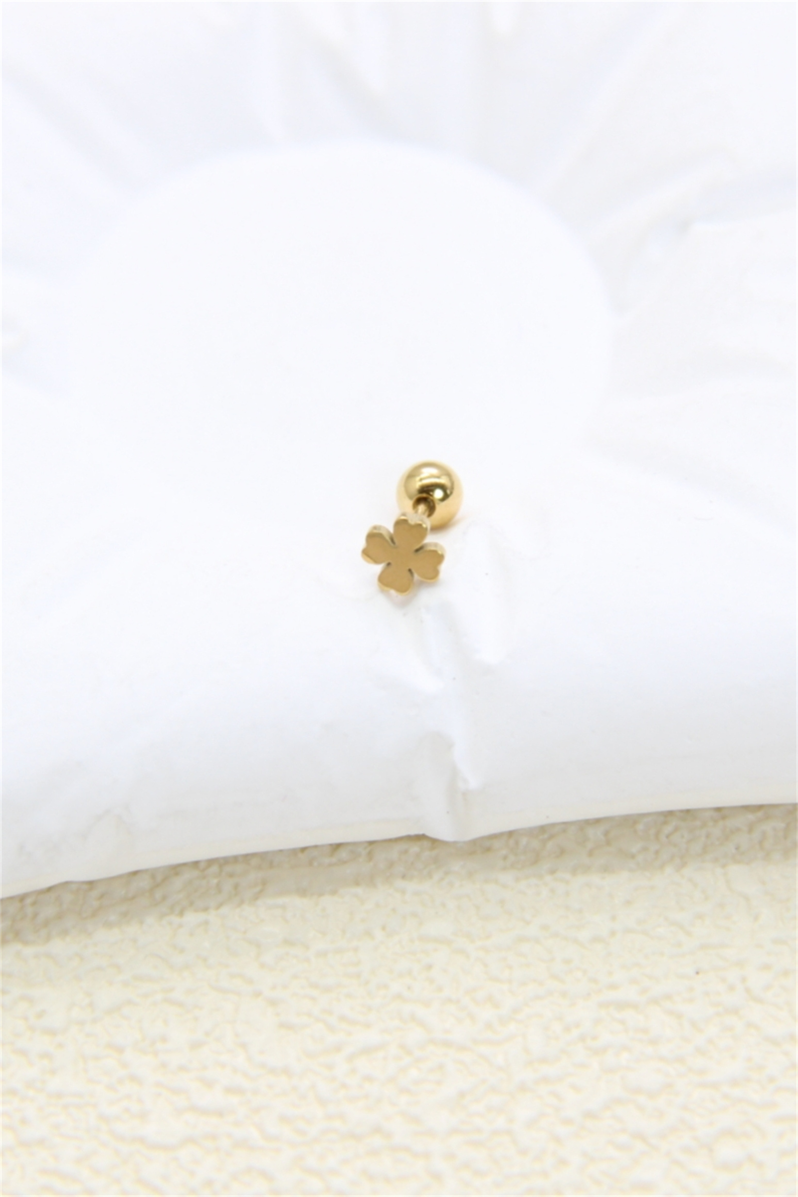 Grossiste Bellissima - Piercing Trèfle Doré en Acier Inoxydable – Bijou Porte-Bonheur pour Oreille ou Cartilage