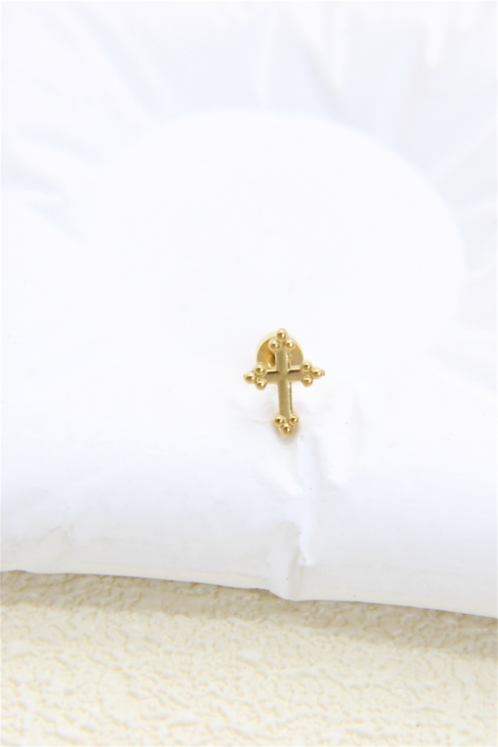 Grossiste Bellissima - Piercing Croix Doré en Acier Inoxydable – Bijou Oreille ou Cartilage