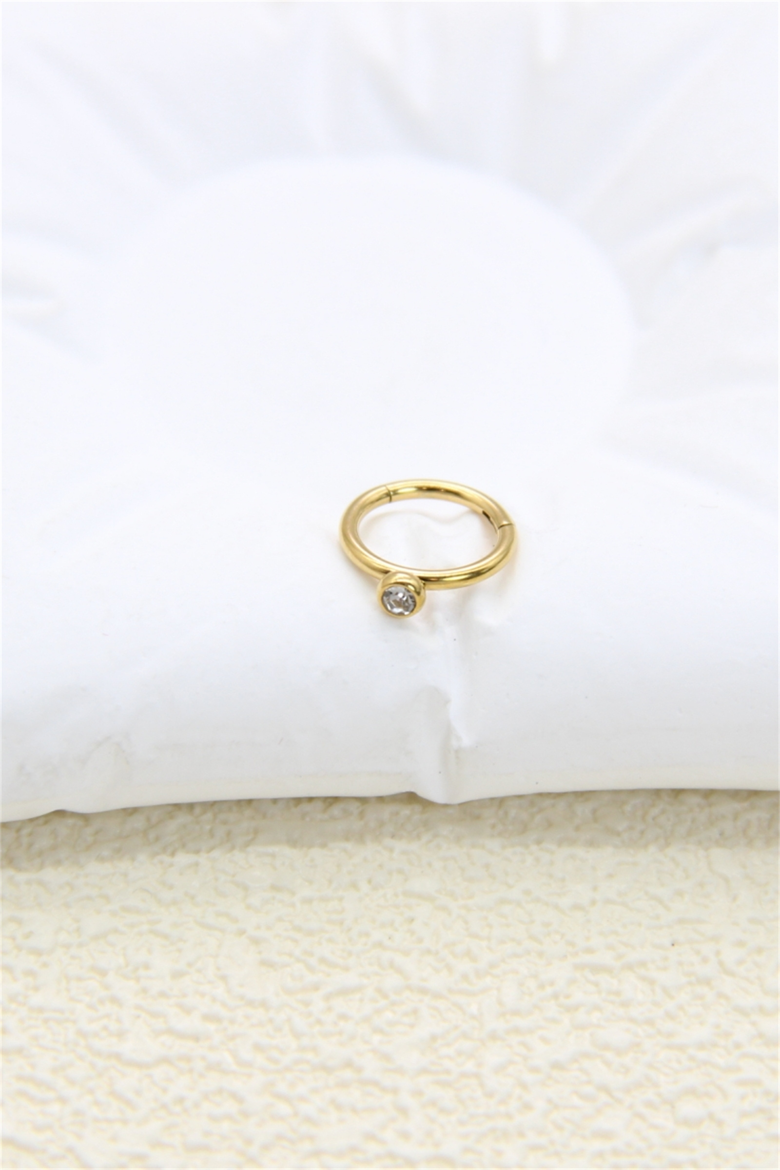Grossiste Bellissima - Piercing Anneau Doré en Acier Inoxydable avec Strass – Piercing Oreille, Nez