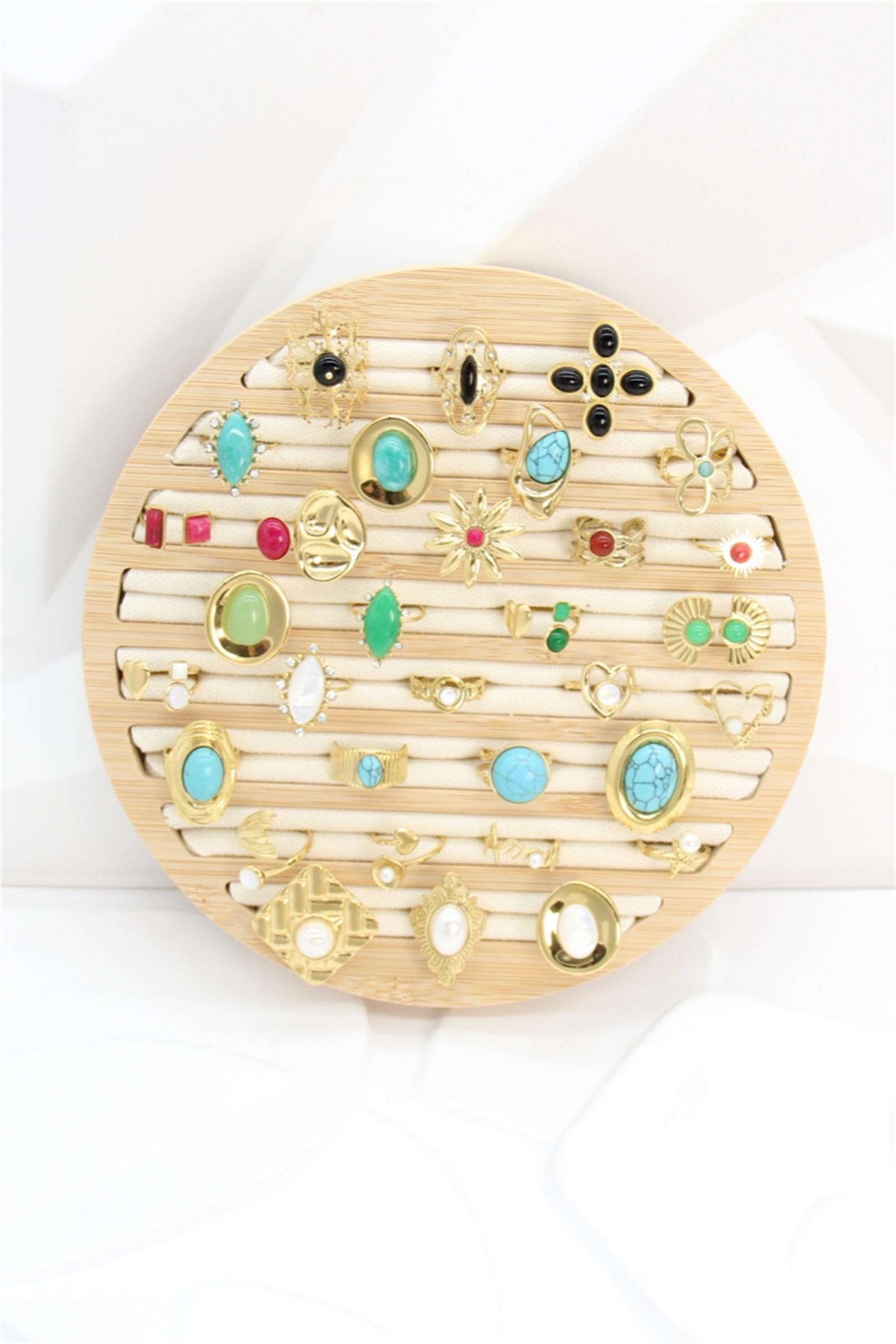 Grossiste Bellissima - Présentoir à Bagues Rond en Tissu Écru – Élégance Naturelle et Design Mod