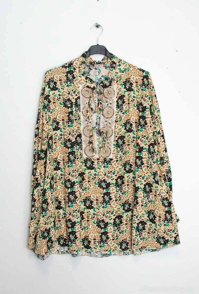 Blouse élégante en viscose, idéale pour l'automne 2025, allie confort et style moderne. Parfaite pour toute occasion.