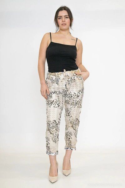 Pantalon élégant pour femme, mélange raffiné de viscose et polyester, touche d'élasthanne pour confort automnal.