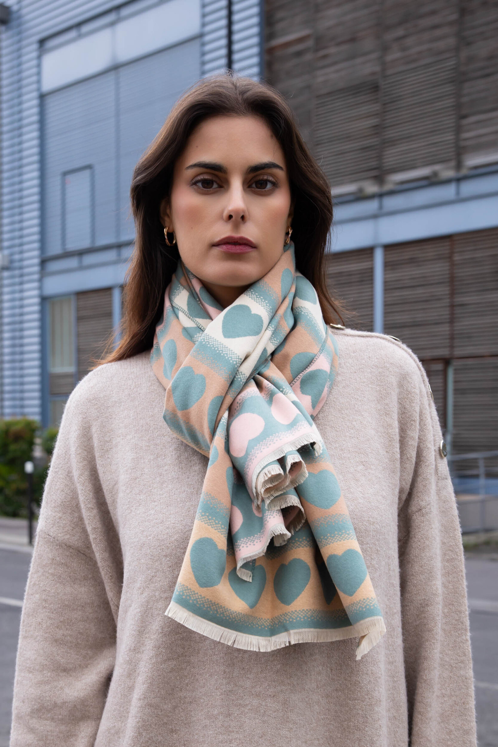 Großhändler Best Angel-Fashion Kingdom - Langer doppelseitiger Schal mit Herz-Muster. Modell aus 100% Viskose, misst 180cm x 67cm