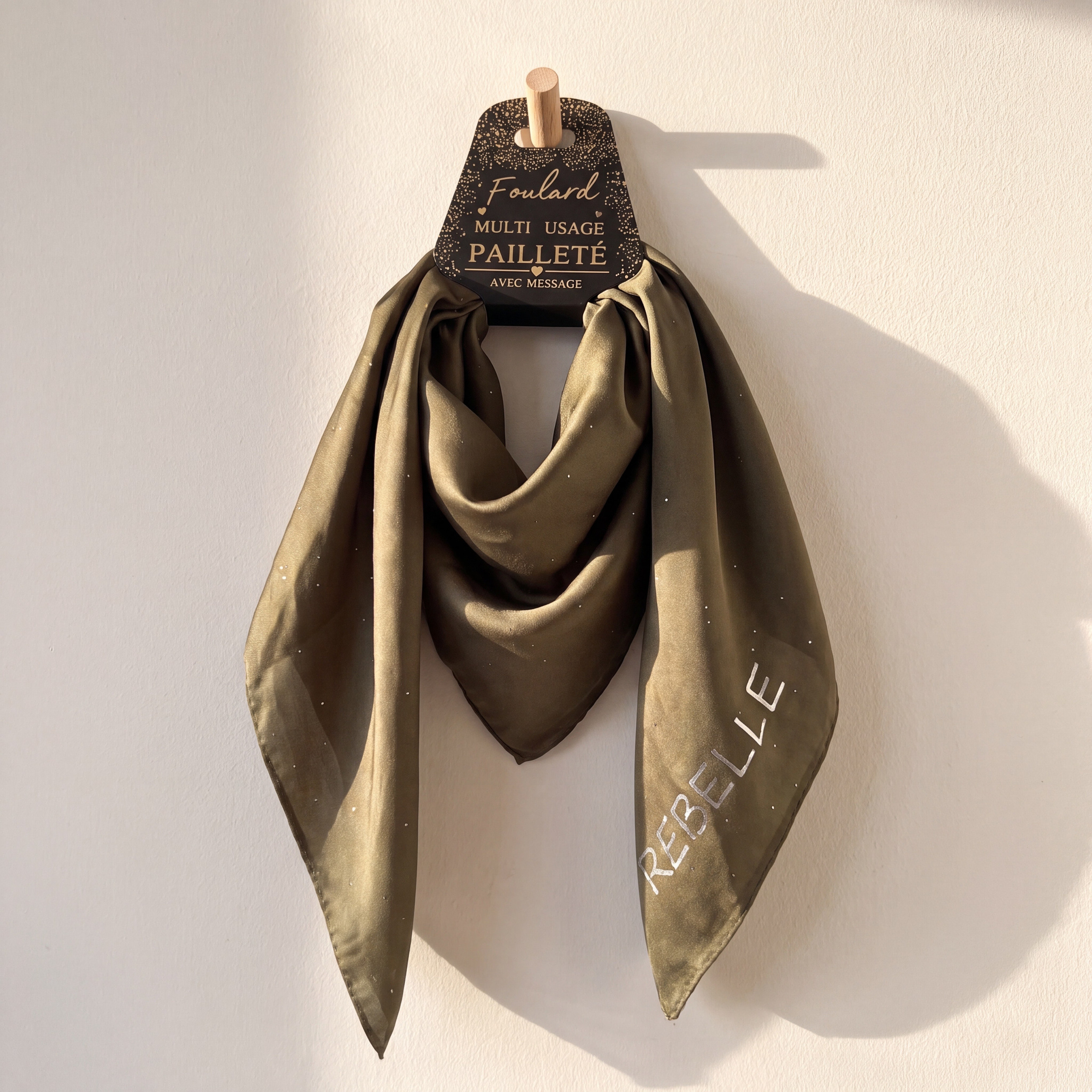 Grossiste Best Fashion - Foulard pailleté message REBELLE