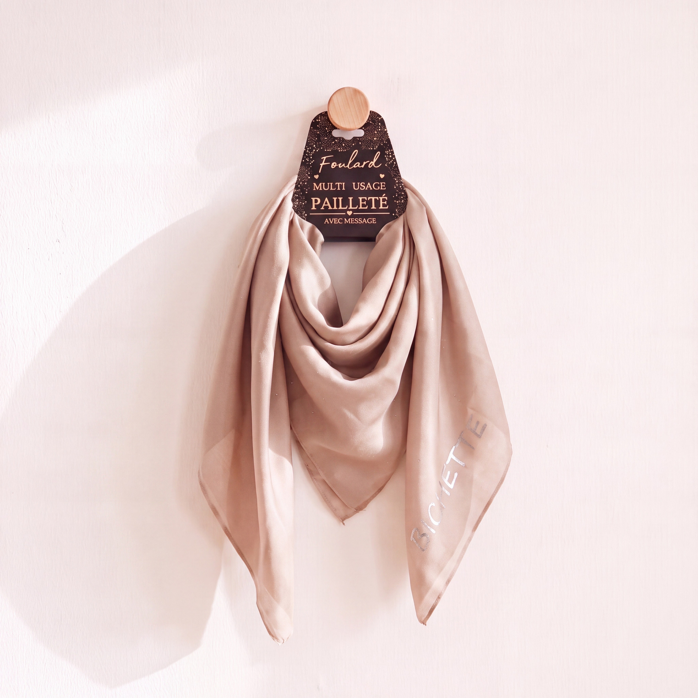 Grossiste Best Fashion - Foulard pailleté message BICHETTE