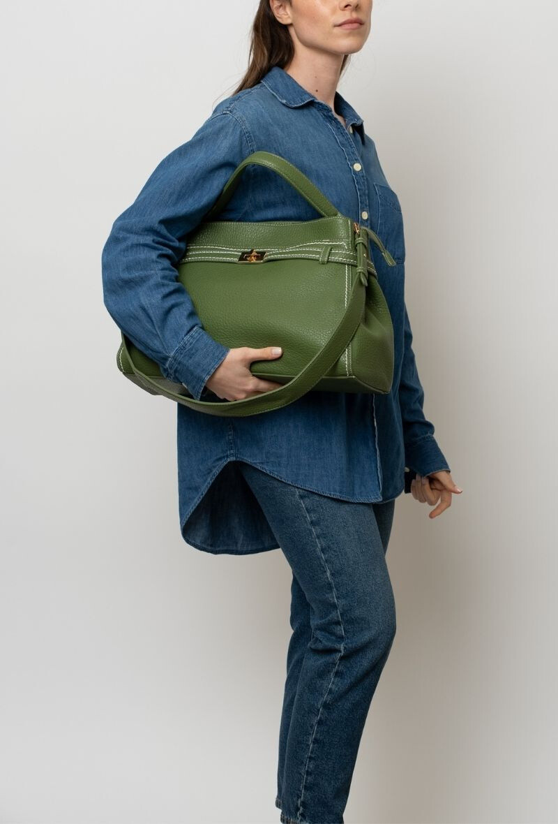Grossista BESTINI - Borsa tote con tracolla e chiusura con fibbia decorativa