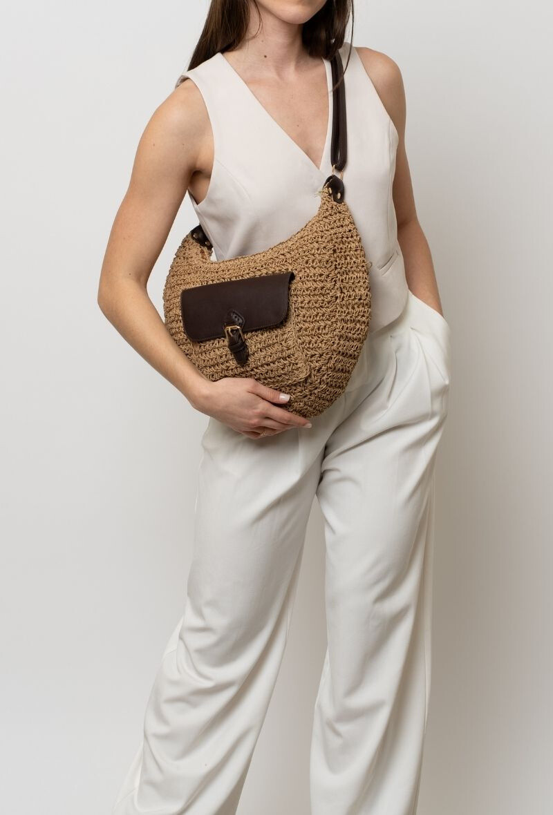 Grossista BESTINI - Minimalist crescent-shaped shoulder bag