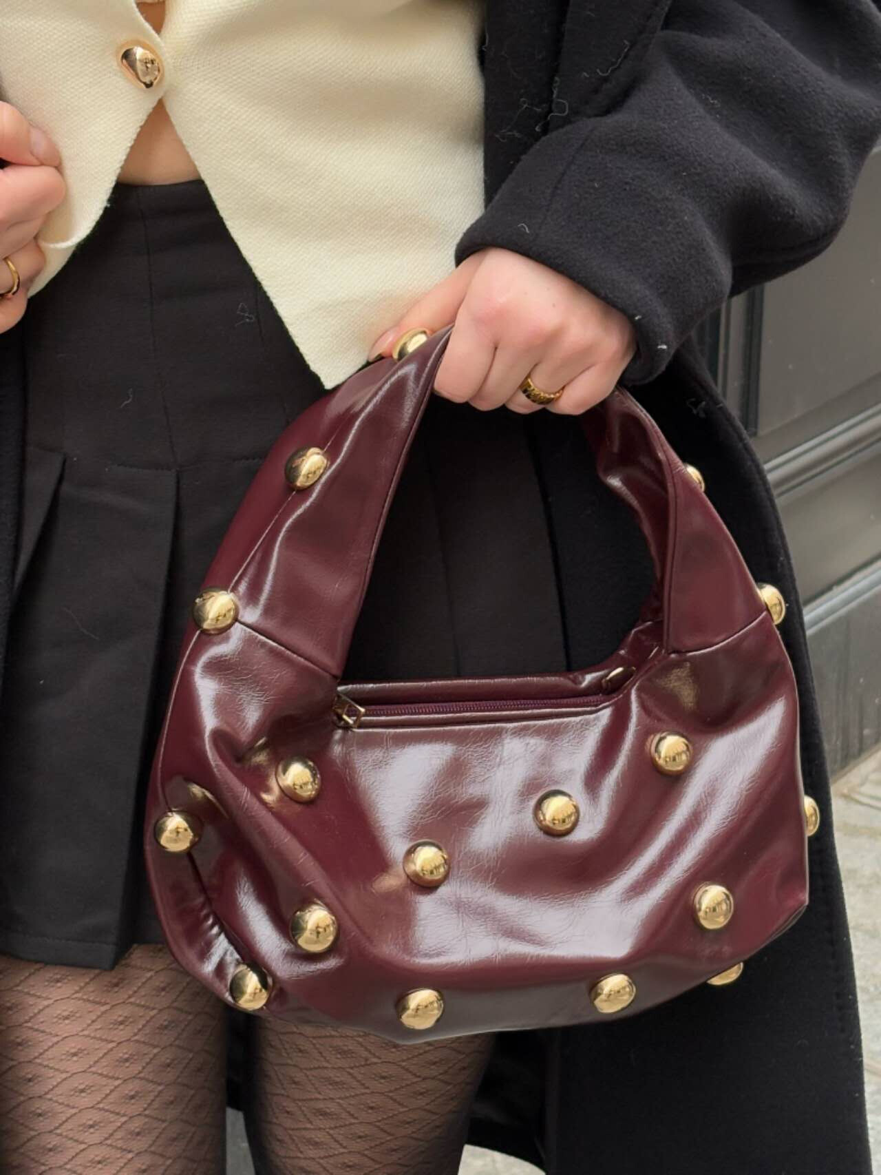 Grossista BESTINI - Borsa a tracolla con sfera decorativa e stretta con zipped