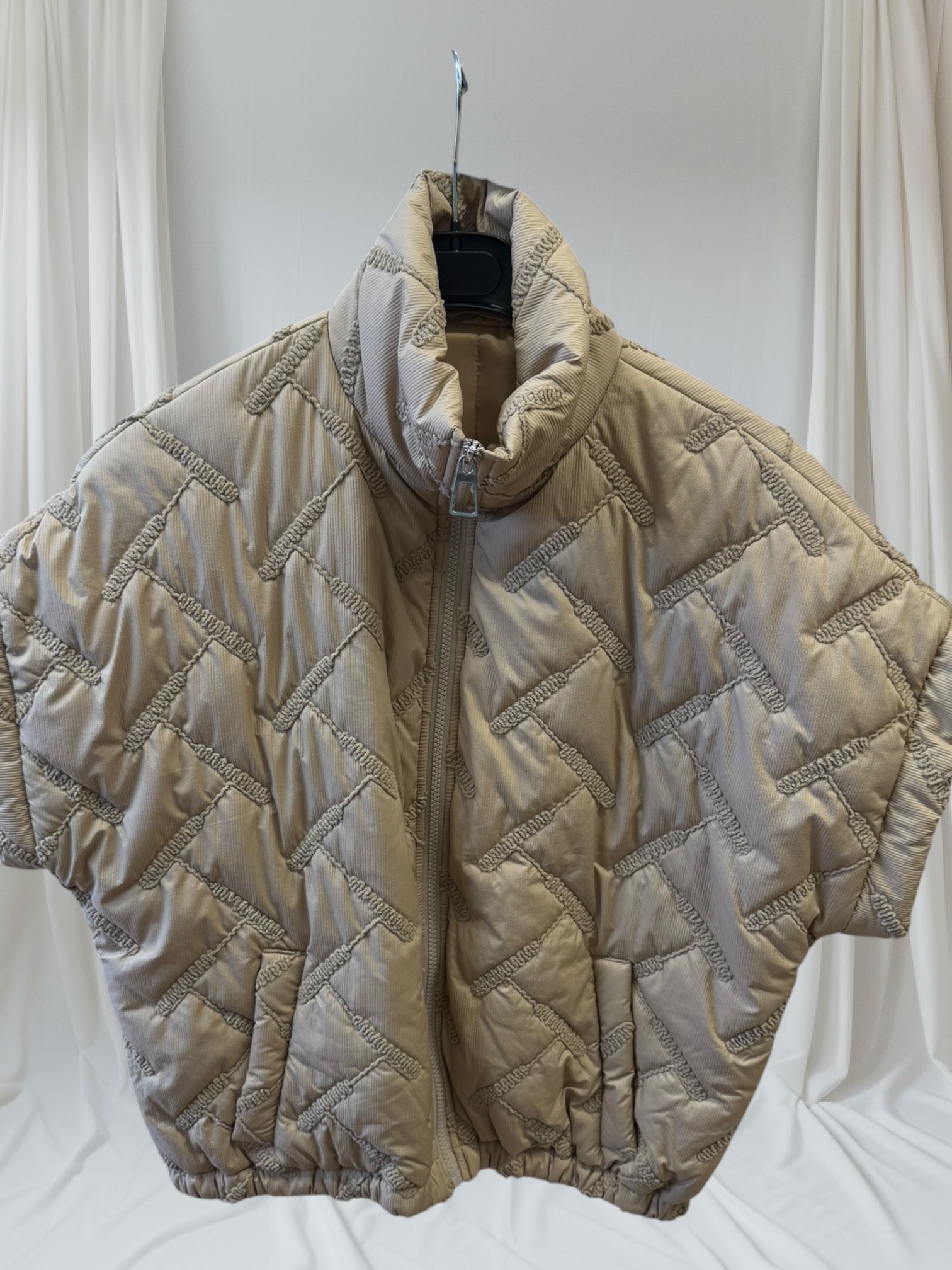 Lightweight half-sleeve jacket with two front pockets and wheat pattern fabric