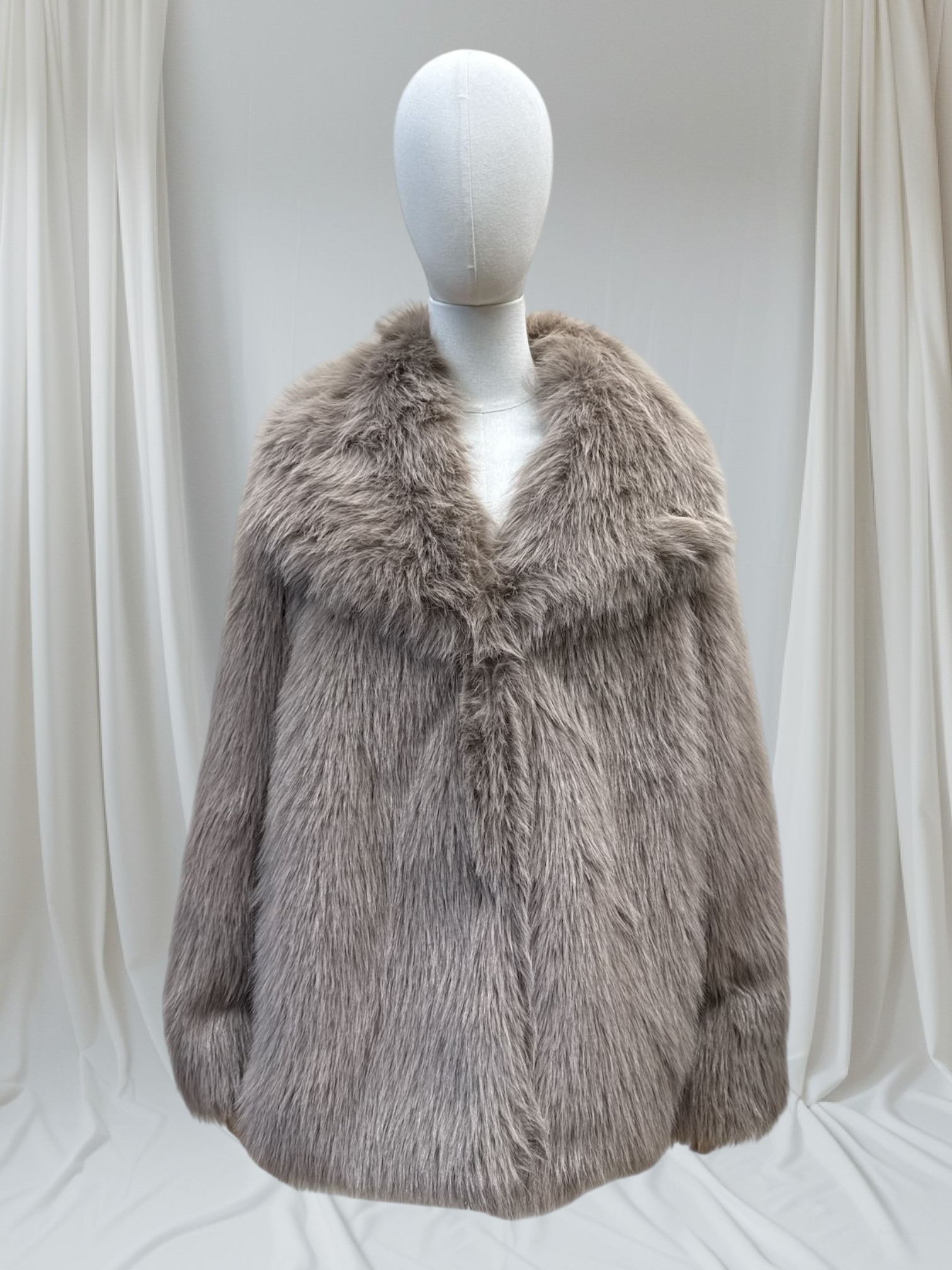 VEGAN SHORT FUR, LONG HAIR, FRONT POCKETS, BUTTON CLOSURE, **AVAILABLE IN LONG**