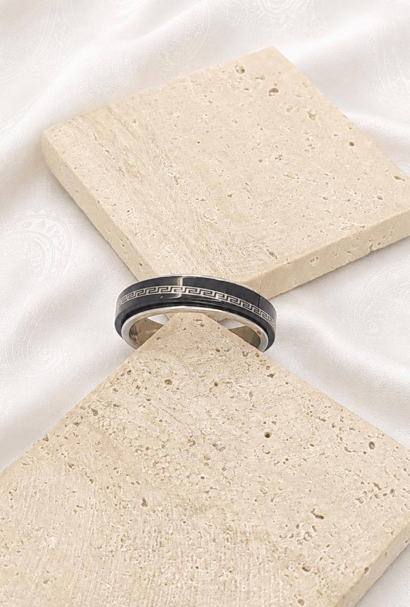 Mayorista Bijoussimo - Caja de 36 anillos de acero inoxidable antiestrés con diseño de greca griega (Tallas del 17 al 22)