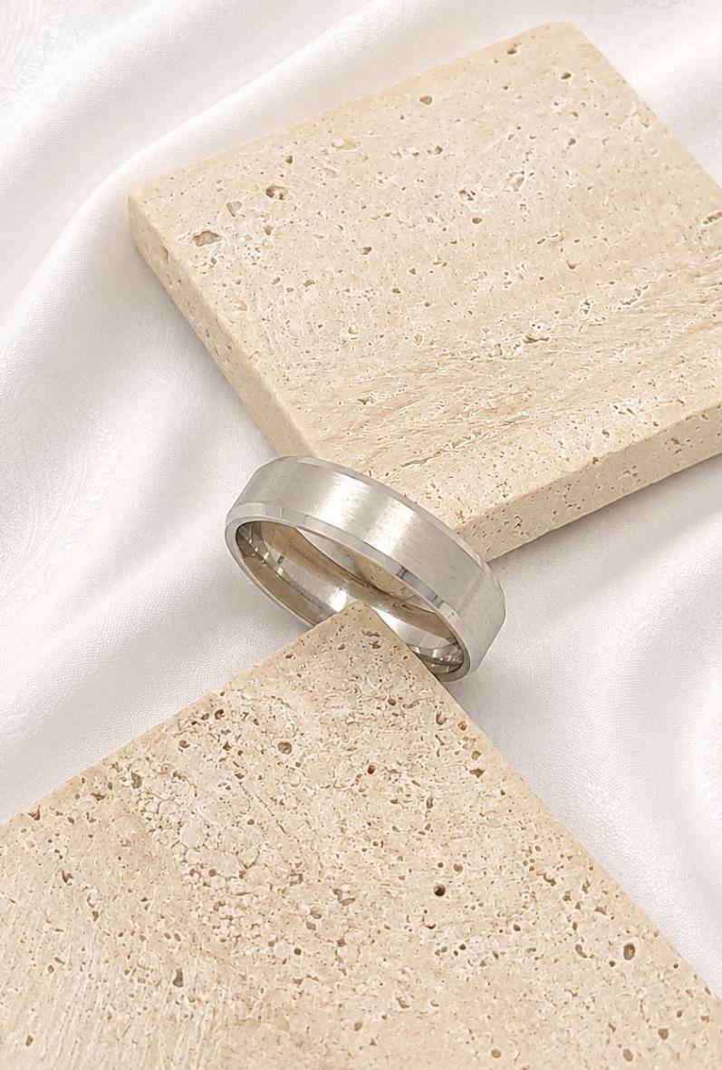 Mayorista Bijoussimo - Caja de 36 anillos de acero gris biselados, ancho de 6 mm (Tamaños del 17 al 22)