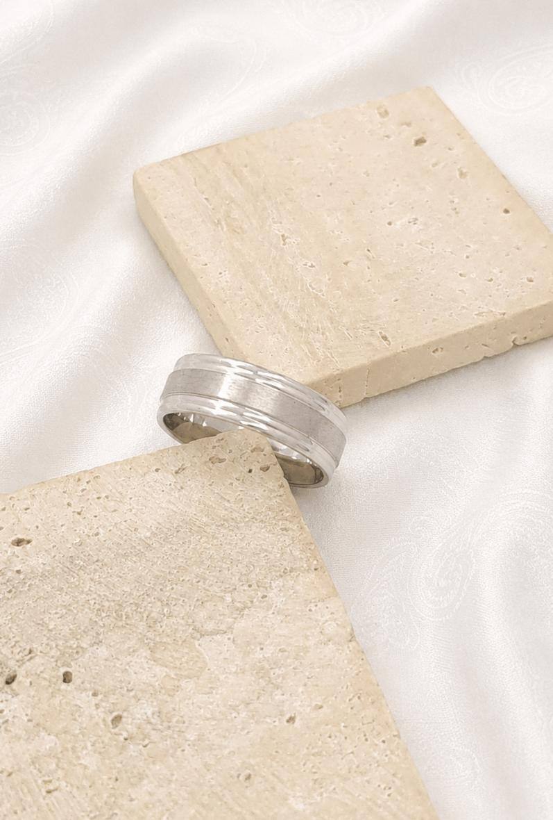 Mayorista Bijoussimo - Caja de 36 anillos de acero con diseño acanalado, ancho de 7mm (Tamaños del 16 al 22)