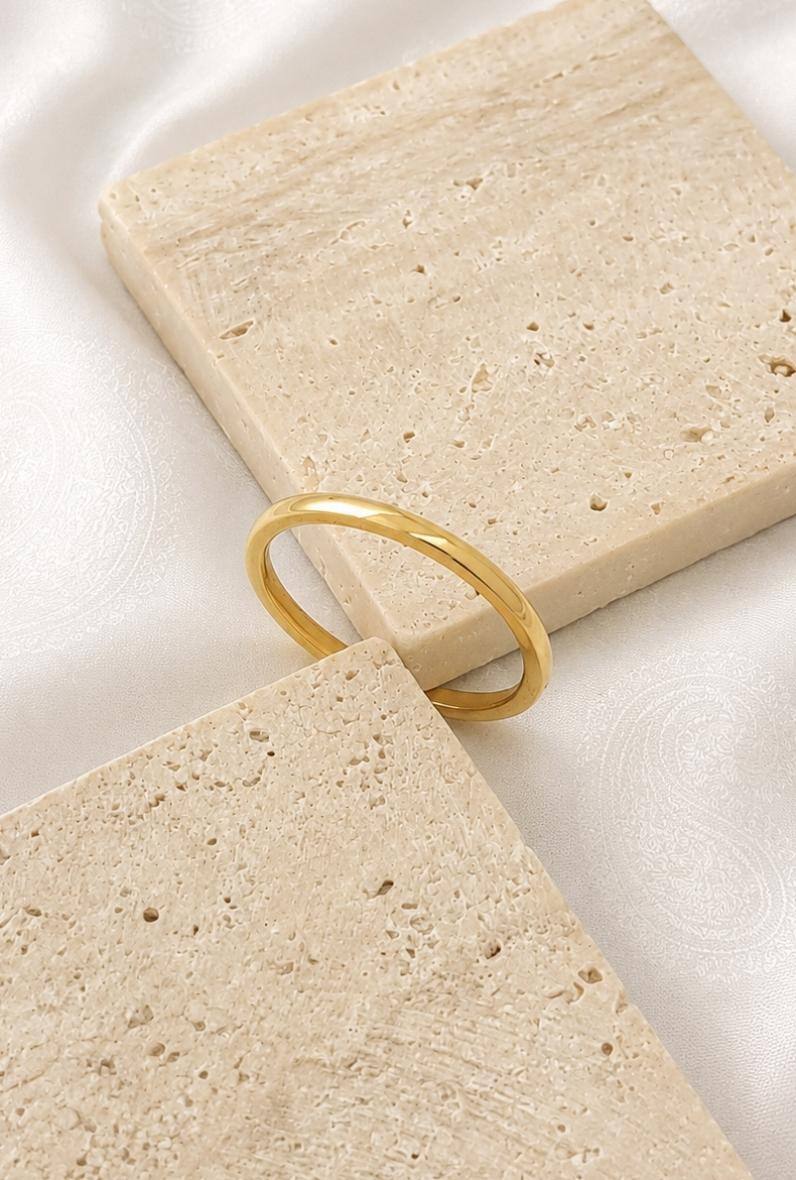 Mayorista Bijoussimo - Caja de 36 anillos de acero dorado, banda simple, ancho de 2mm (Tamaños del 17 al 21)