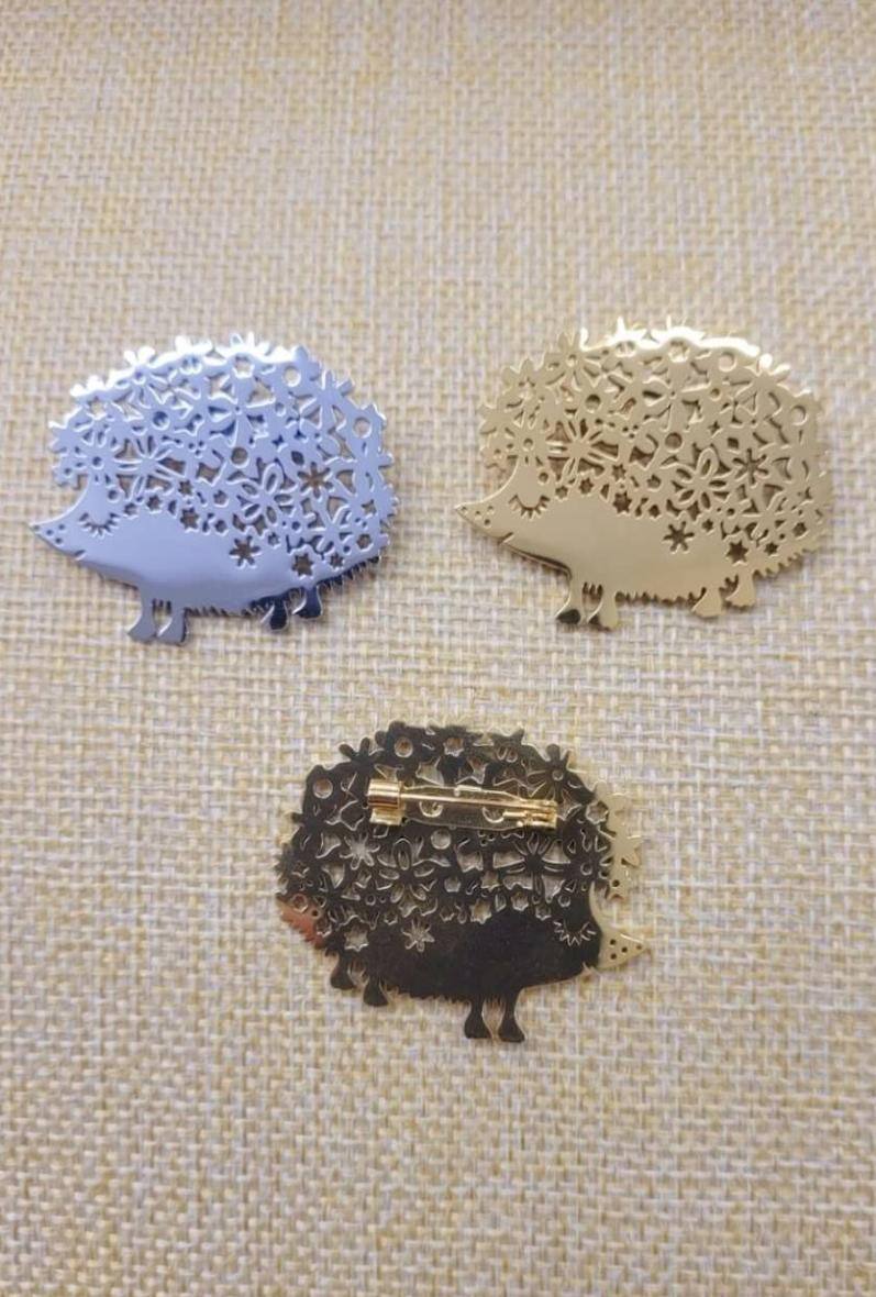 Broche hérisson livre cadeau original association acrylique : Achat occasion | Bijoux (femme) Multicolore Neuf, avec étiquette