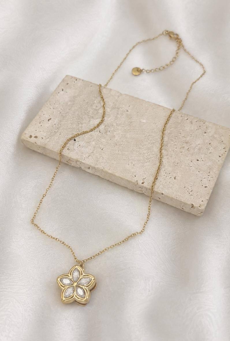 Mayorista Bijoussimo - Collar de acero dorado para mujer, colgante giratorio con diseño de flor de 5 pétalos