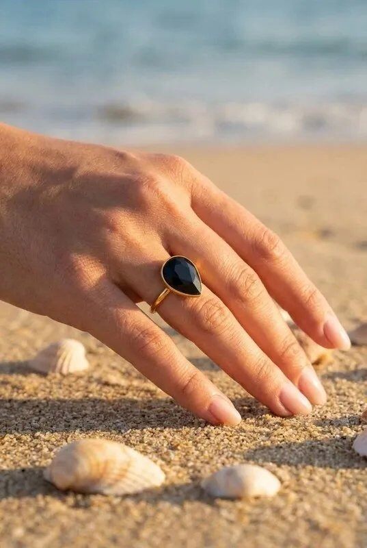 Grossiste Bijoux Mystères - Bague ouverte dorée avec pierre précieuse en forme de goutte