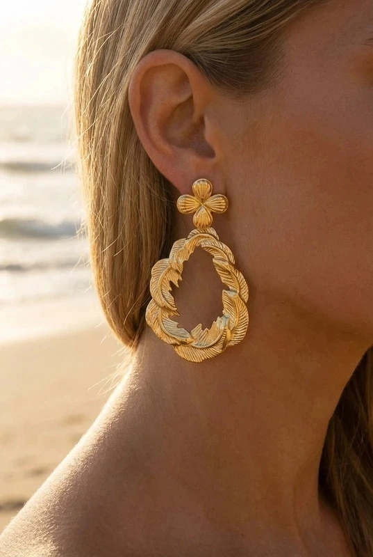 Grossiste Bijoux Mystères - Boucles d'oreilles avec motif floral et plumes enchaînées