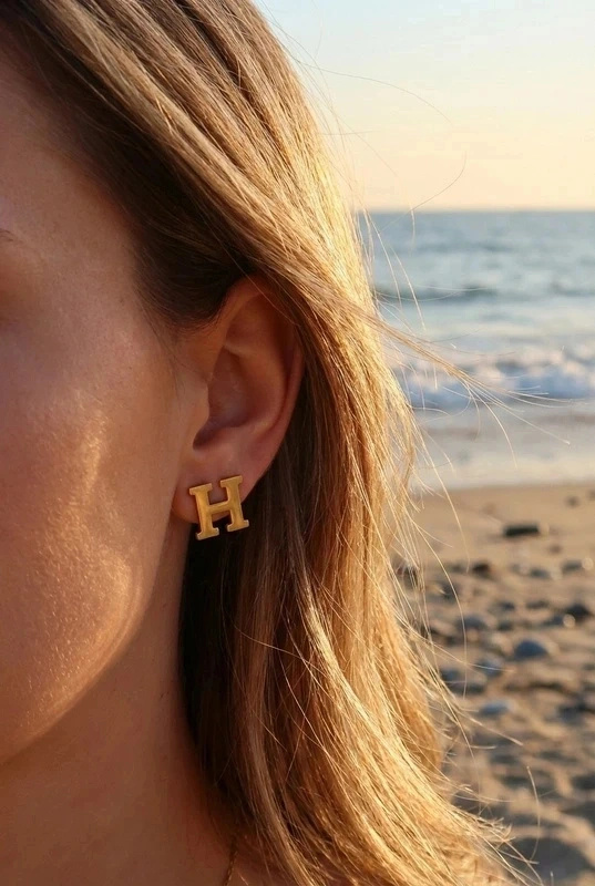Grossiste Bijoux Mystères - Clou d'oreille en forme de lettre H