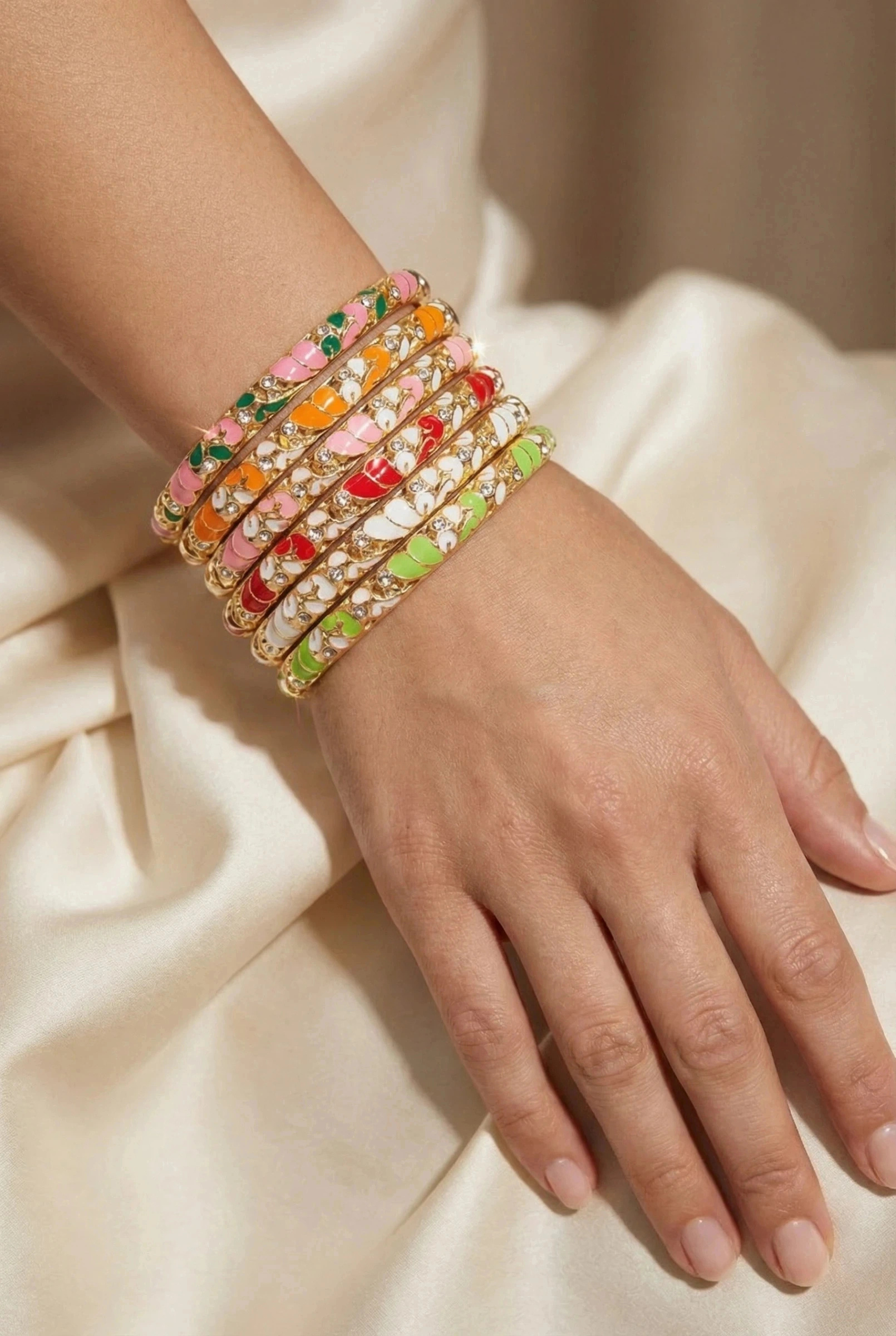 Grossiste Bijoux Mystères - Bracelet jonc coloré thaïlandais au motif florale en laiton