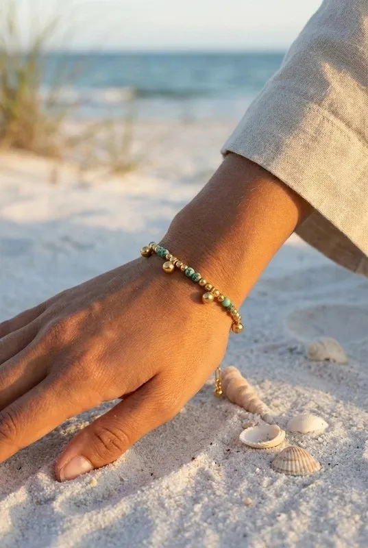 Grossiste Bijoux Mystères - Bracelet avec billes dorées et cristaux colorés