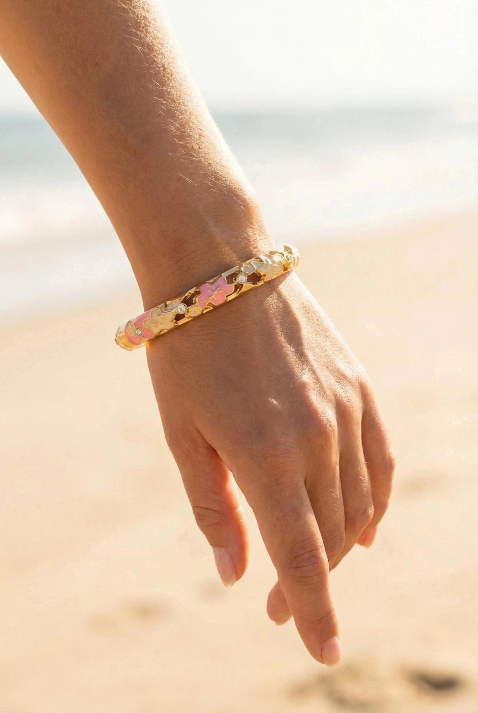 Grossiste Bijoux Mystères - Bracelet jonc coloré thaïlandais au motif florale en laiton
