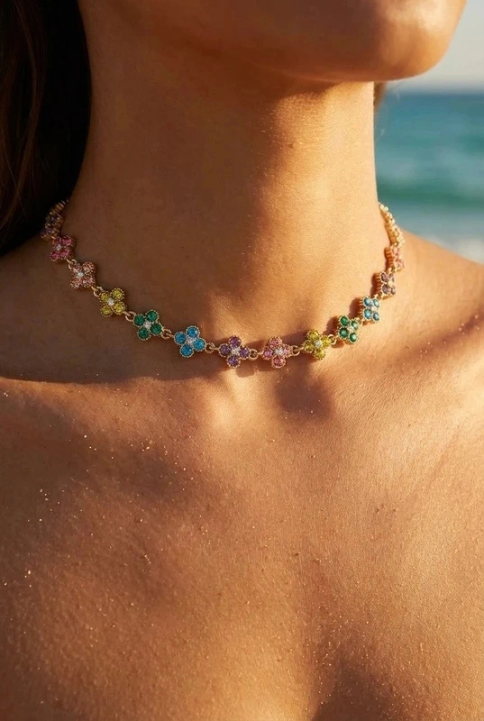 Grossiste Bijoux Mystères - Collier strass trèfles princesse en couleur