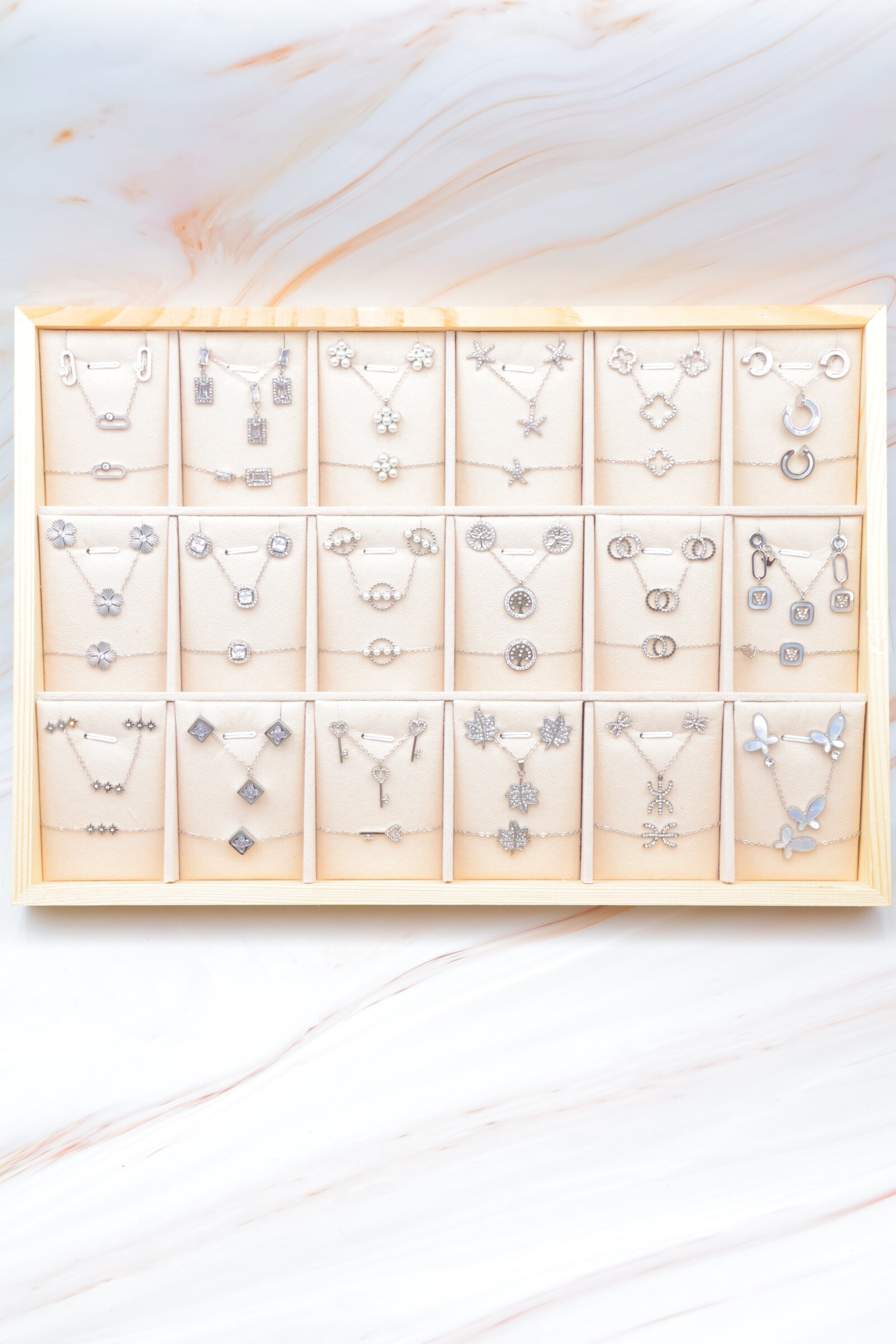 Grossista Bijoux Mystères - Set di 18 gioielli in acciaio inossidabile, espositore incluso