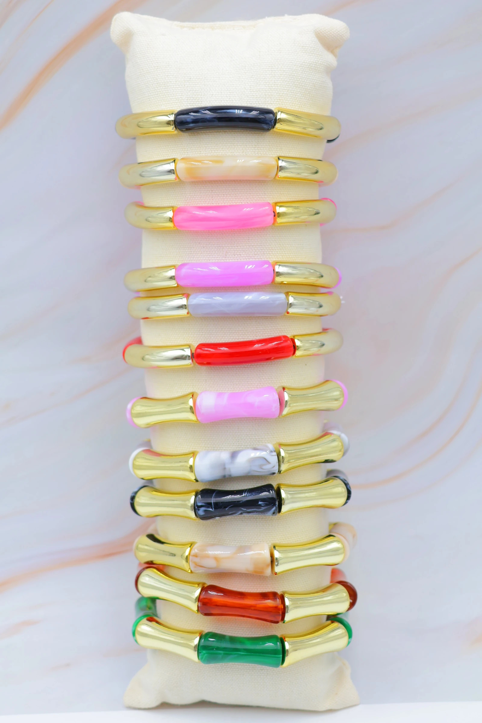 Grossiste Bijoux Mystères - Lot de 12 bracelets en résine avec coussin
