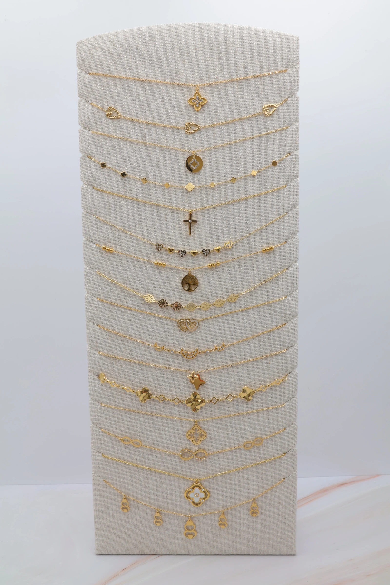 Grossiste Bijoux Mystères - Lot de 16 colliers en acier inoxydable avec présentoir