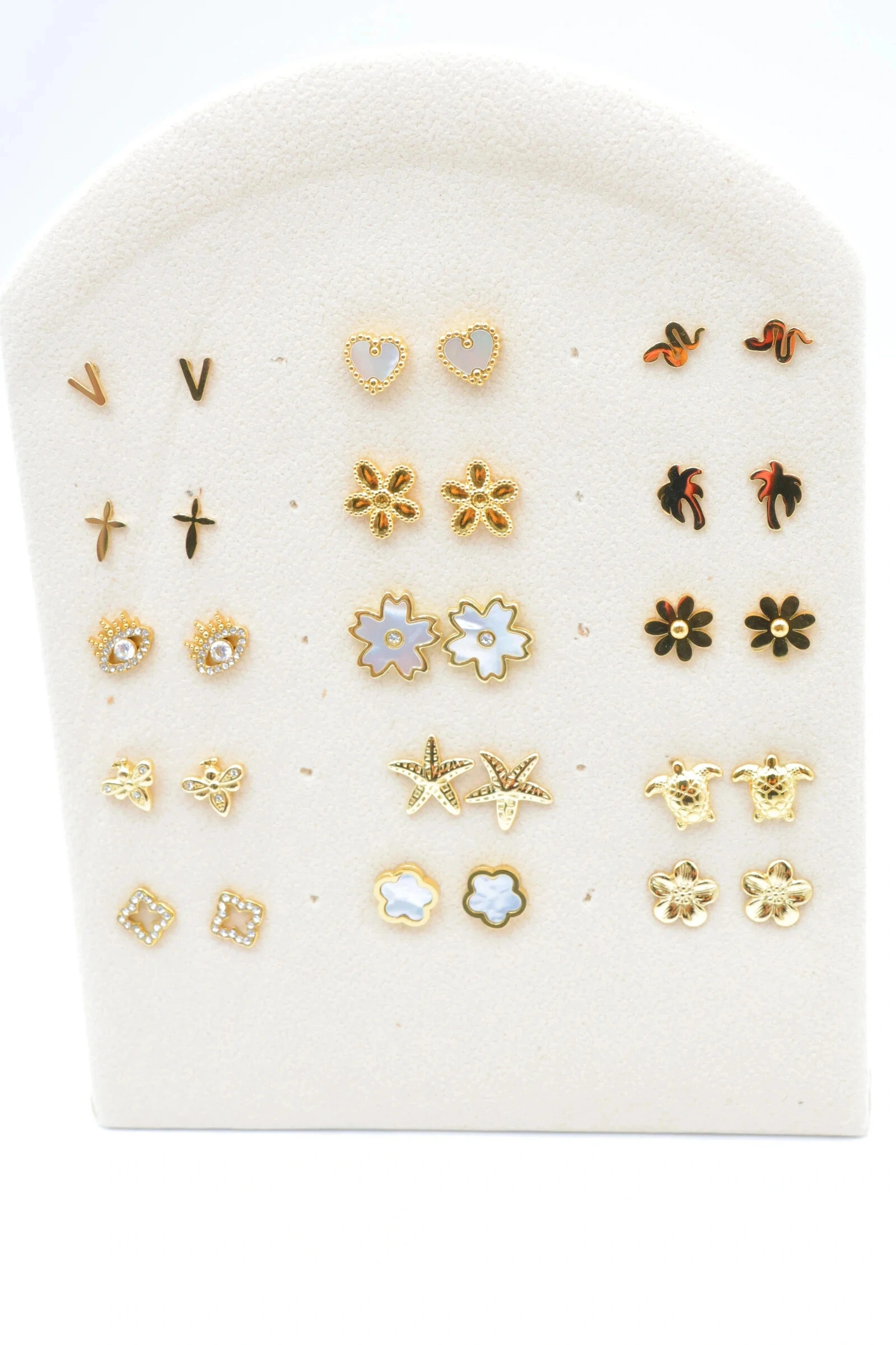 Grossiste Bijoux Mystères - Présentoir avec 15 clous d'oreilles dorés