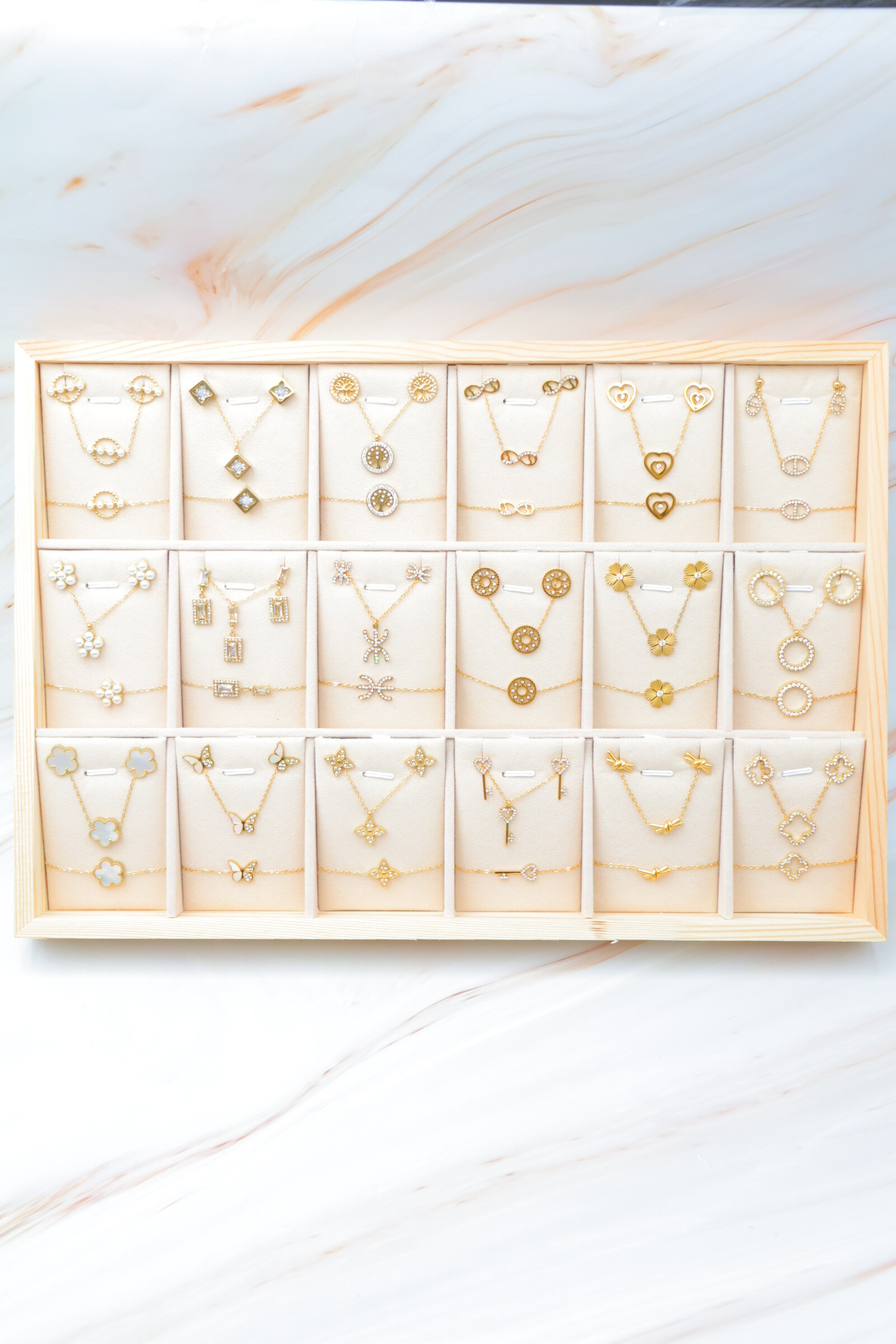 Grossista Bijoux Mystères - Set di 18 gioielli in acciaio inossidabile, espositore incluso