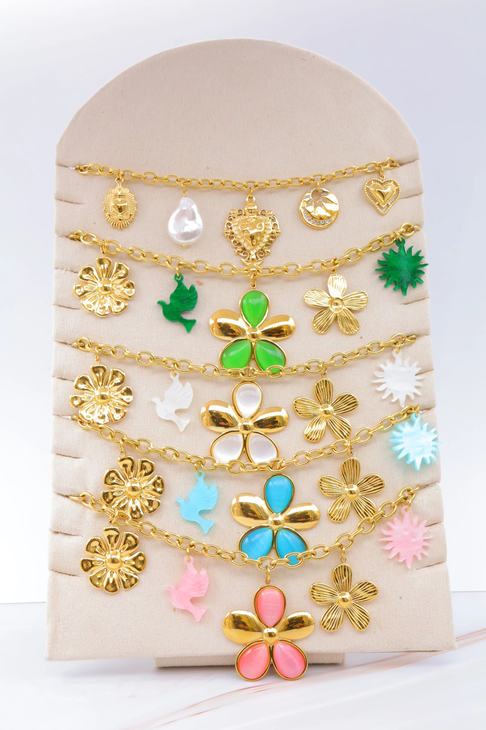 Mayorista Bijoux Mystères - Juego de 5 collares de acero inoxidable con expositor.
