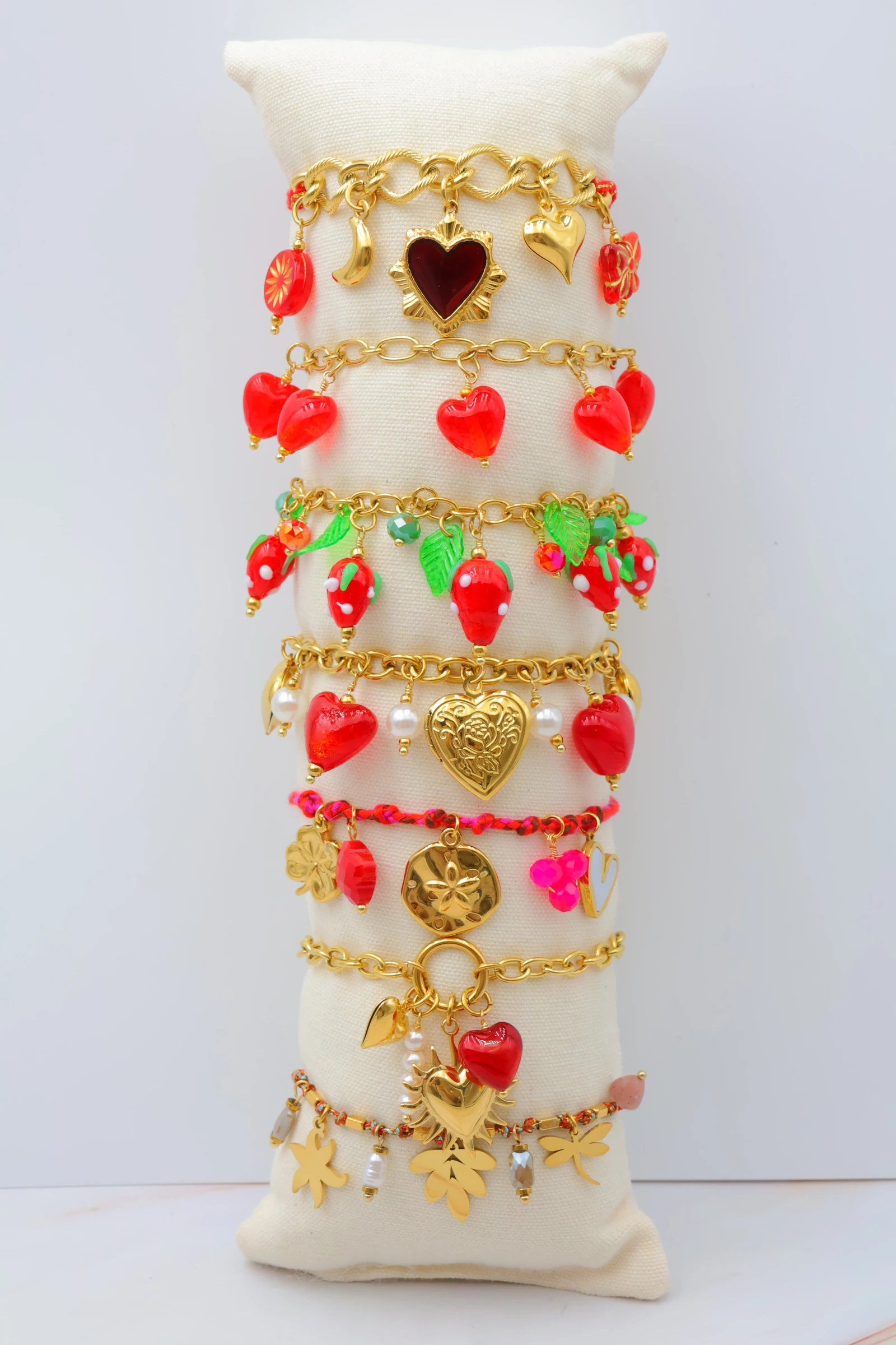Grossiste Bijoux Mystères - Lot de 7 bracelets en acier inoxydable avec présentoir