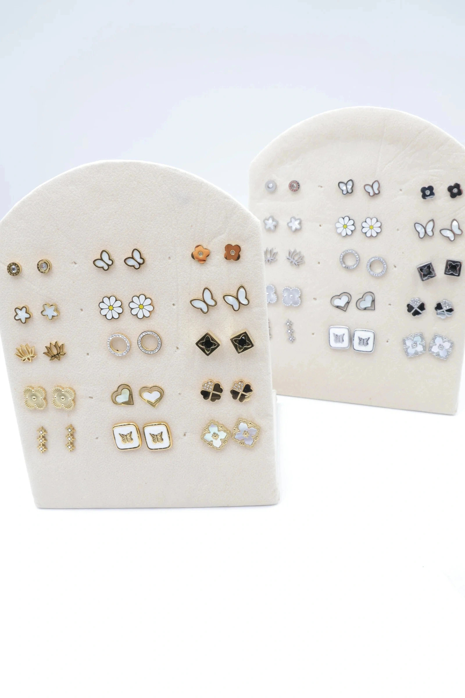 Grossiste Bijoux Mystères - Présentoir avec 15 paires de clous d'oreilles